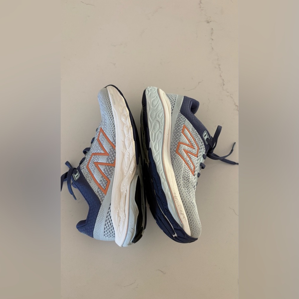 New Balance 860 Fresh - light blue, with purple tie